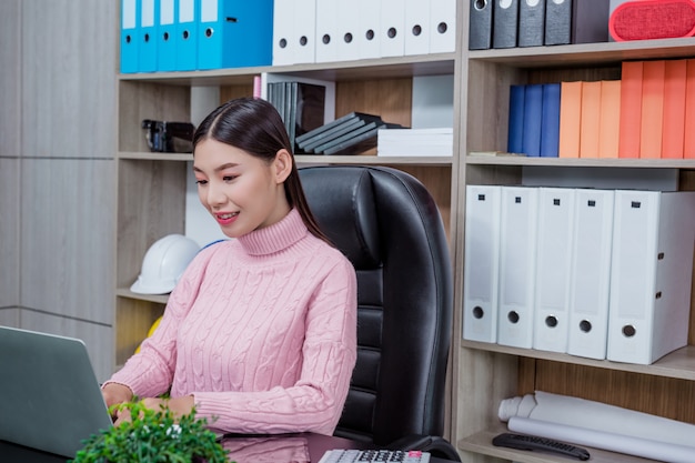 Oficina de trabajo de mujer joven. Foto gratis