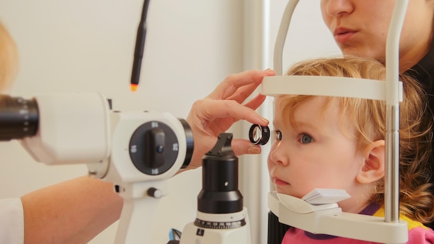 Oftalmología Infantil El Médico Optometrista Comprueba La Vista De La