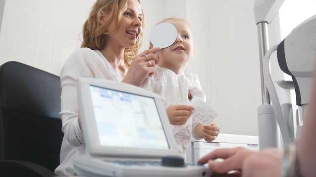 Oftalmología Infantil Vista Telephoti Optometrista Comprueba El Ojo