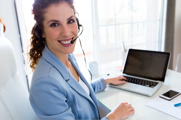 Operador Con Un Aud Fono Hablando A Una Audiencia Con La Proyecci N De   Operador De Servicio Al Cliente Hablando Por Telefono En La Oficina 1301 7542 