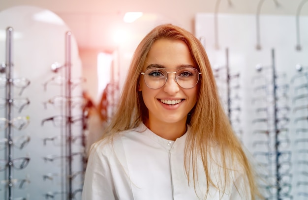 Optometrista Mujer Feliz óptico Está De Pie Con Primas De Gafas En La Tienda óptica Foto Premium 3294