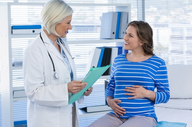 Paciente Embarazada Que Consulta A Un Médico Foto Premium 0847