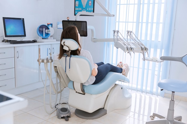 Paciente Femenino Joven Que Se Sienta En La Silla En Clínica Dental Foto Premium