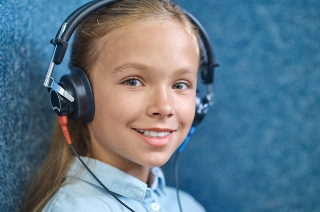 Paciente De Sexo Femenino Hermoso Sonriente En Auriculares Mirando