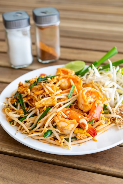 Pad Thai Fideos De Arroz Salteados Con Camarones Foto Premium