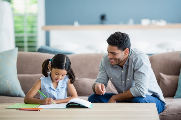 Padre Ayudando A Su Hija A Hacer Su Tarea Foto Premium