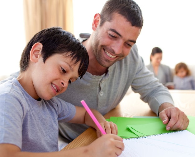 Padre Ayudando A Su Hijo A Hacer La Tarea Foto Premium