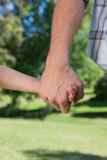 Padre E Hija Tomados De La Mano En El Parque Foto Premium