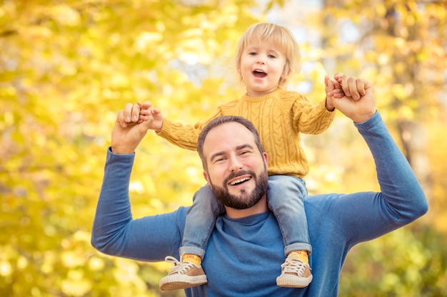 Padre E Hijo Divirtiéndose Al Aire Libre En El Parque Otoño Foto Premium 0700