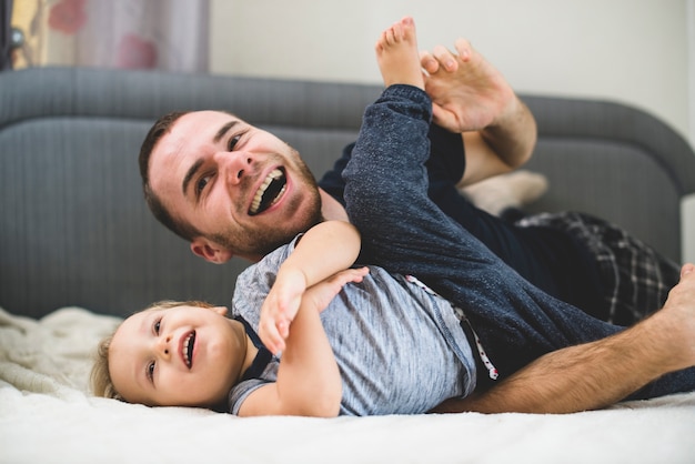 Padre E Hijo Felices Jugando Juntos Foto Premium