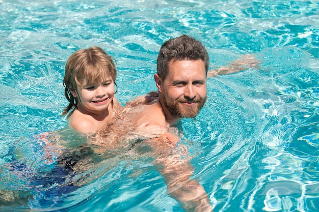 Padre E Hijo Nadando En La Piscina Familia De Verano Clases De