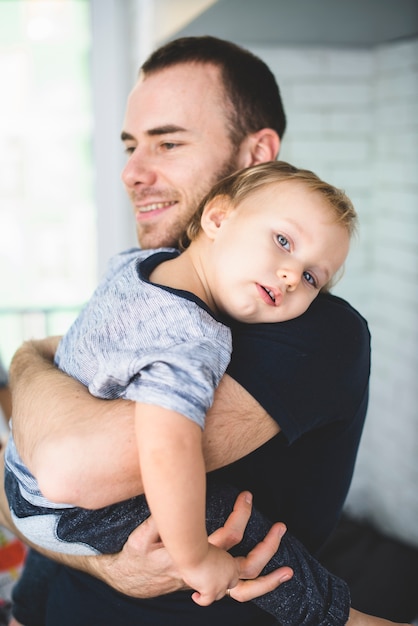 Padre feliz abrazando a su hijo | Foto Gratis