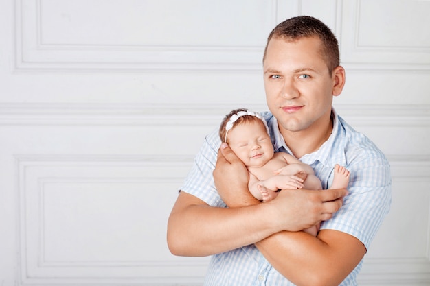 Padre Feliz Con Una Linda Nina Recien Nacida Mama Papa Y Bebe De Cerca Retrato De La Nina Recien Nacida Sonriente Con El Padre Concepto De Familia Feliz Foto Premium