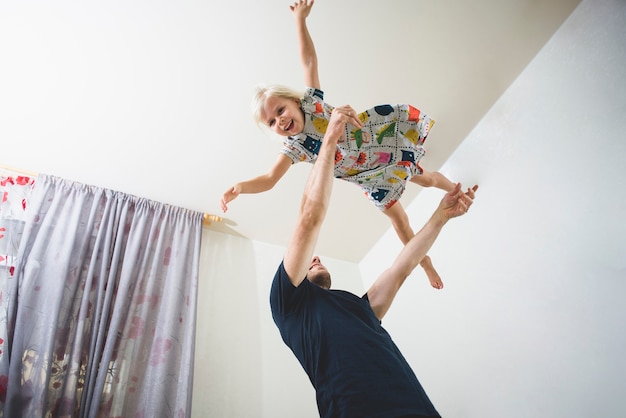 Padre Lanzando A Su Hija Al Aire Foto Gratis