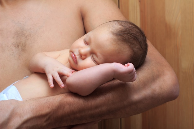 Padre Sosteniendo A Un Bebe Recien Nacido Durmiendo En Sus Manos Foto Premium