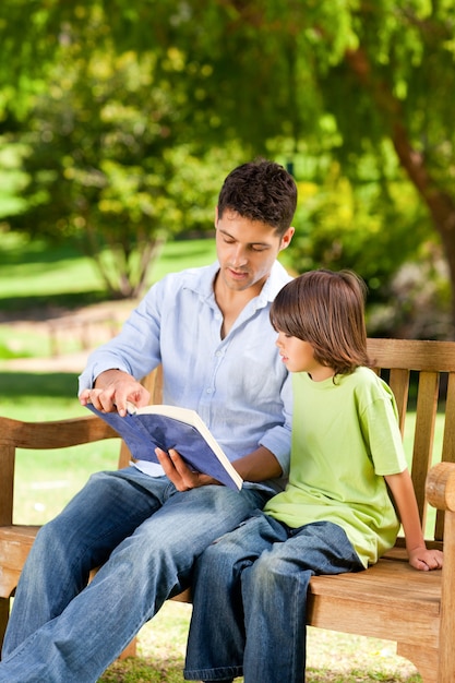 Padre Con Su Hijo Leyendo Un Libro Foto Premium