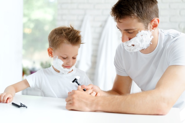 Padre Y Su Peque O Hijo Afeit Ndose Juntos En El Ba O Foto Premium