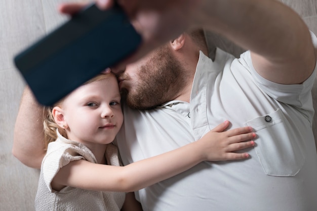 Padre Tomando Una Selfie Con Su Hija Foto Gratis