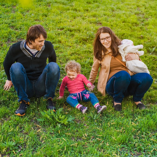 Padres Disfrutando Con Sus Hijos Al Aire Libre Foto Gratis 