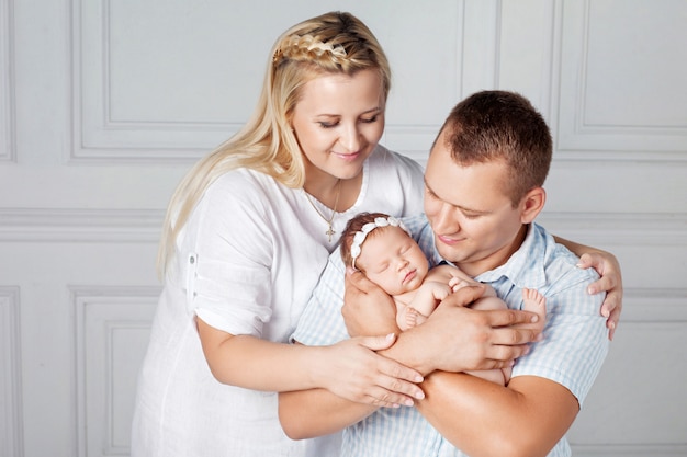 Padres Felices Con Una Linda Nina Recien Nacida Mama Papa Y Bebe Retrato De Familia Sonriente Con Recien Nacido En Las Manos Familia Feliz Foto Premium