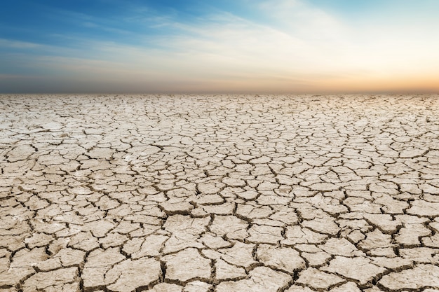 Paisaje Agrietado Suelo Tierra Desierto Terreno Con Cielo Foto Premium