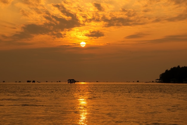 paisaje-dorado-cielo-nublado-marino-al-amanecer_26131-41.jpg