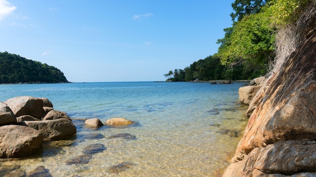 Paisaje Hermoso Del Paisaje Del Mar Y De La Roca Tropicales En Phuket Tailandia Foto Premium