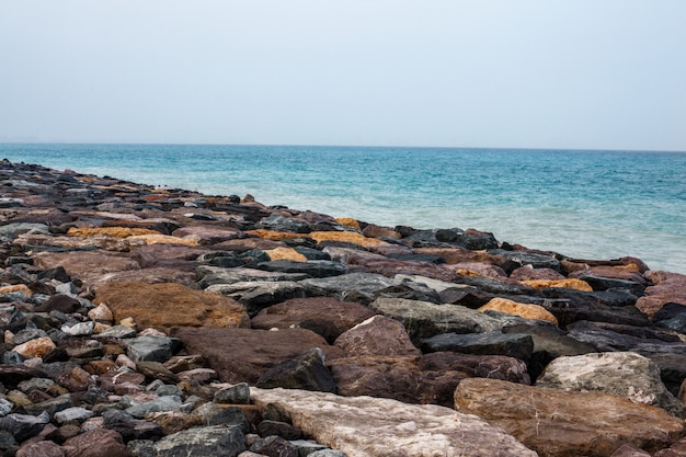 Paisaje De Mar Rocas Mar Y Cielo Azul Foto Premium