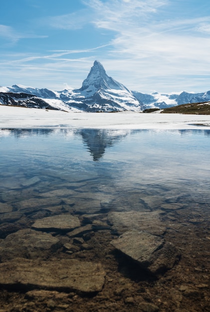 Paisaje de montaña de matterhorn con lago en zermatt, suiza Foto Premium