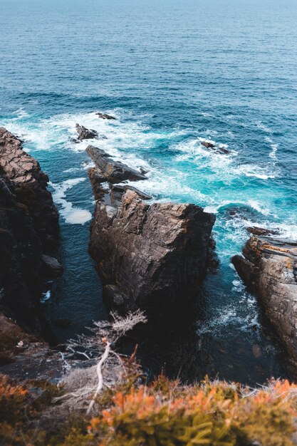 Paisaje De Olas Del Mar Con Rocas Foto Gratis