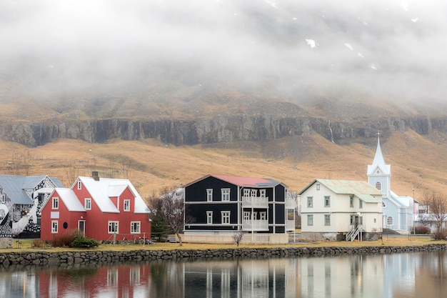 Paisaje Urbano De Seydisfjordur Islandia Foto Premium