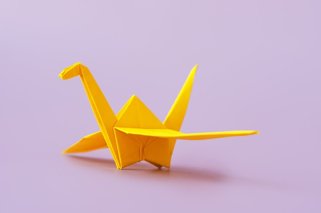 P Jaro De Origami Amarillo Sobre Superficie P Rpura Foto Premium