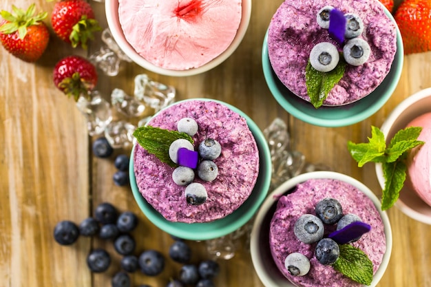 Paletas heladas caseras de arándanos y fresas en vasos de plástico