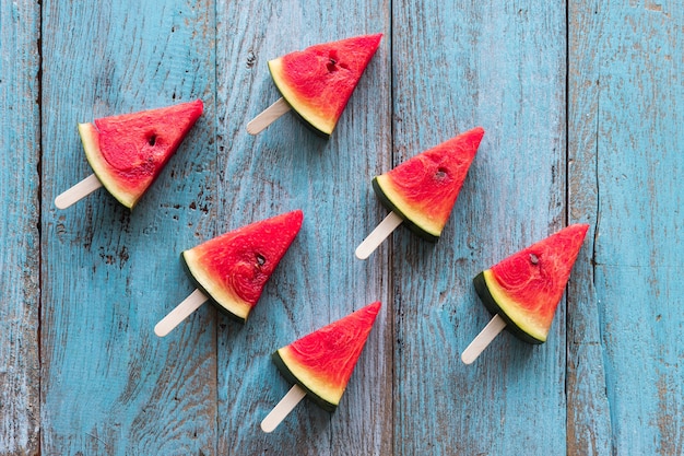 Paletas De Rebanada De Sandia Sobre Un Fondo De Madera Rustica Azul Foto Premium