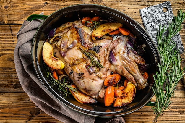 Paletilla De Cordero Entera Guisada En Una Fuente Para Horno Foto