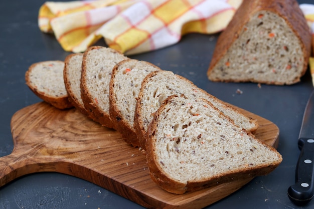 Pan Integral De Zanahoria Con Semillas De Lino Ubicado En Una Tabla De