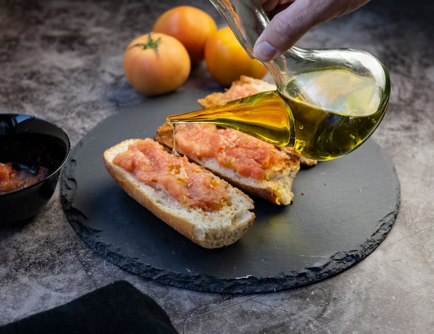 Pan Con Tomate Y Aceite De Oliva Desayuno Mediterráneo Foto Premium 2654