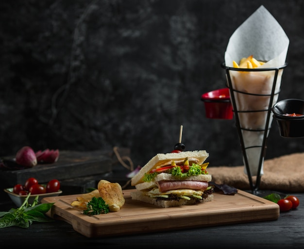 Pan tostado con jamón y verduras. Foto gratis