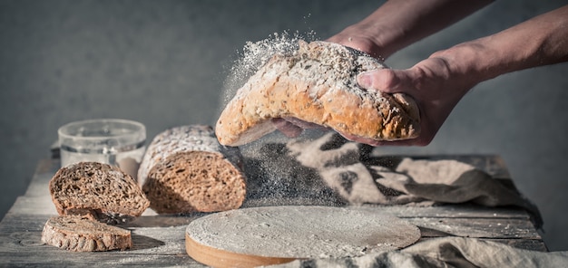 Panadero con harina en mano Foto gratis