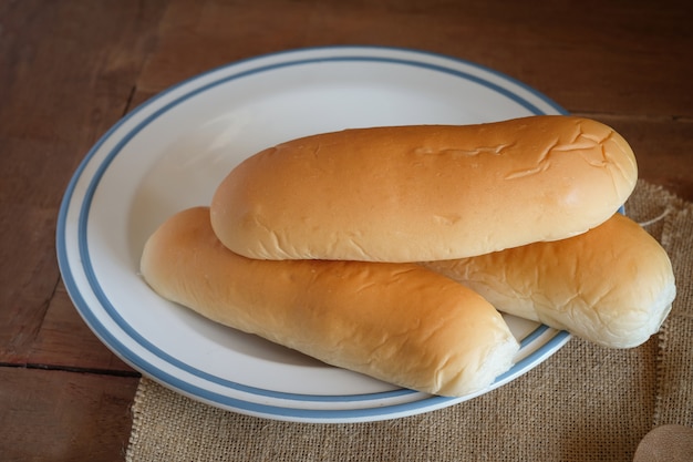 Panes de pan caliente recién salido del horno en la mesa de madera