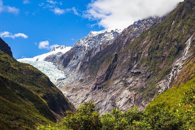 Panorama de las montañas del valle glaciar franz joseph isla del sur