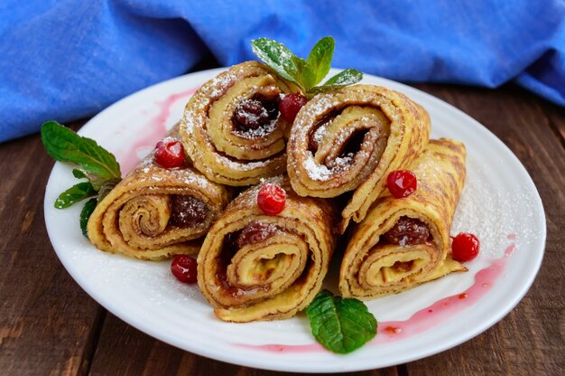 Panqueques Dorados En Forma De Rollo Con Mermelada De Fresa Y Az Car En