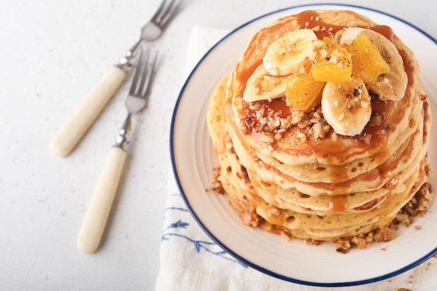 Panqueques panqueque esponjoso casero con plátano nuez y caramelo