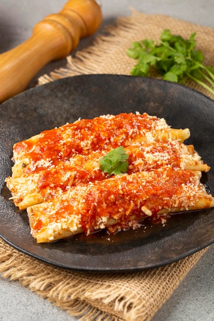 Panqueques Rellenos De Carne Picada Y Cubiertos Con Salsa De Tomate Y