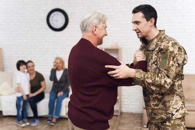 Papa E Hijo Se Alegran De Verse Despues Del Ejercito Foto Premium