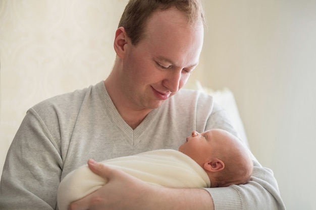 Papa Feliz Esta Sosteniendo A Un Hijo Recien Nacido Dia Del Padre Foto Premium