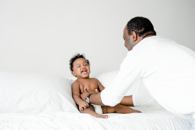 Papa Jugando Con Su Bebe En La Cama Foto Premium