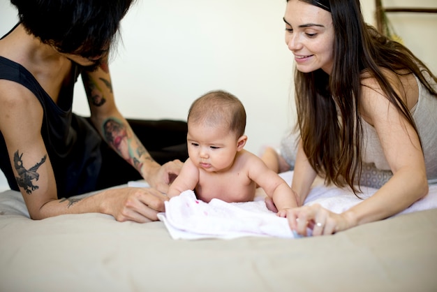 Papa Mama Y Bebe Felicidad Juntos En La Cama Foto Premium