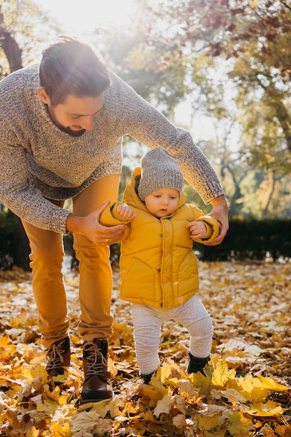 Papa Con Su Bebe Afuera En La Naturaleza Foto Gratis