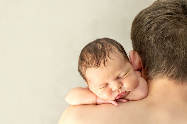 Papa Tiene Bebe Recien Nacido Durmiendo En Su Hombro Foto Premium